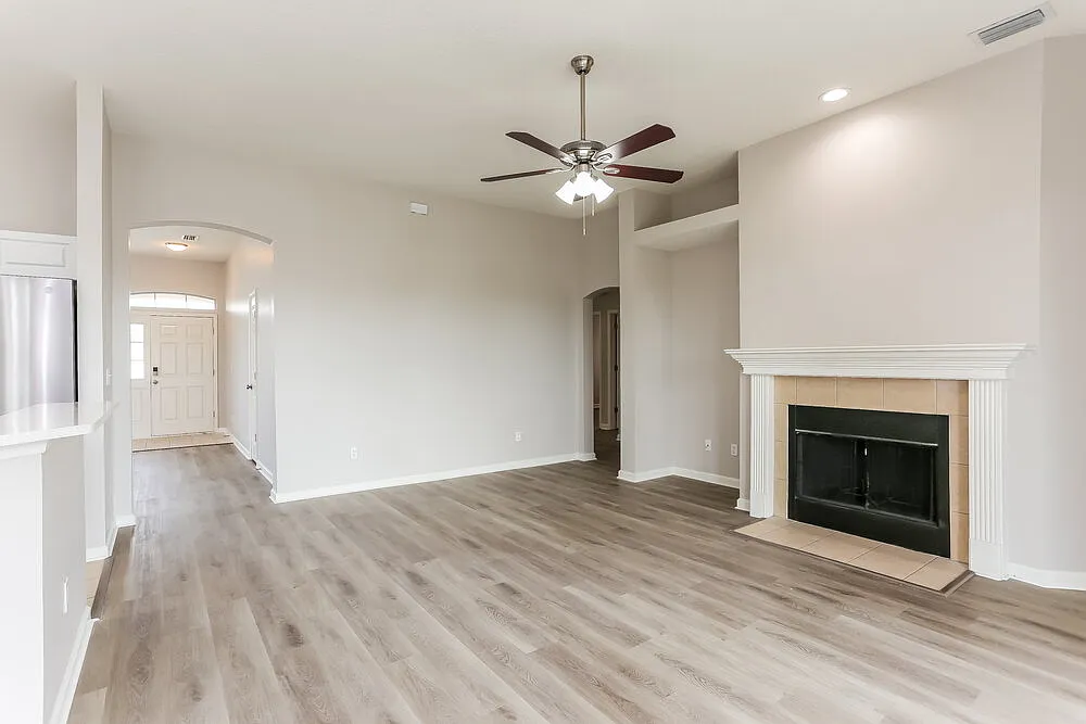 4 bed, 2.0 bath, 2137 sqft, $2,170 — Photo 4