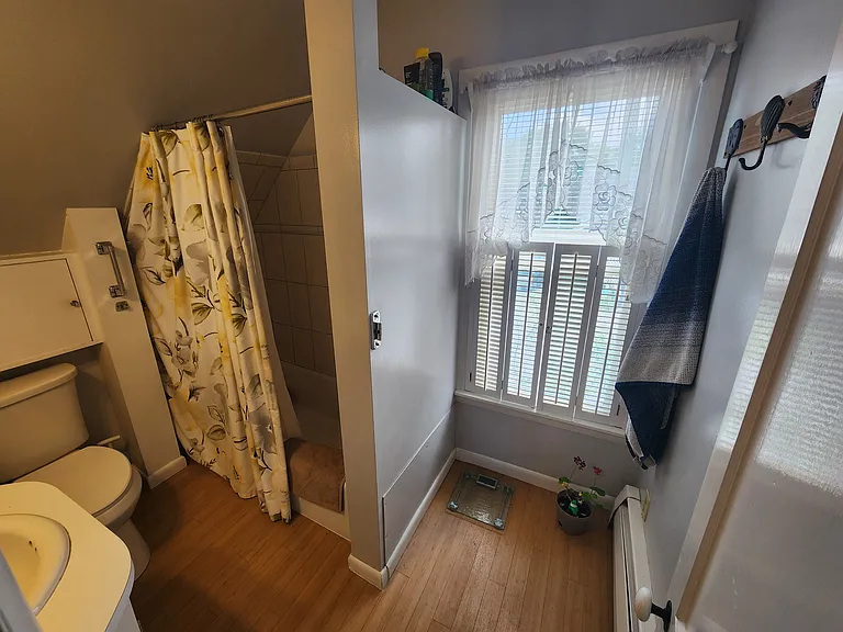 2nd floor bathroom with tub/shower