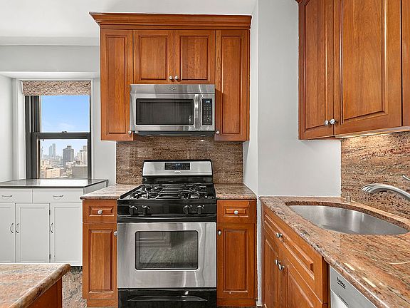 4th image of 250 E 87th St