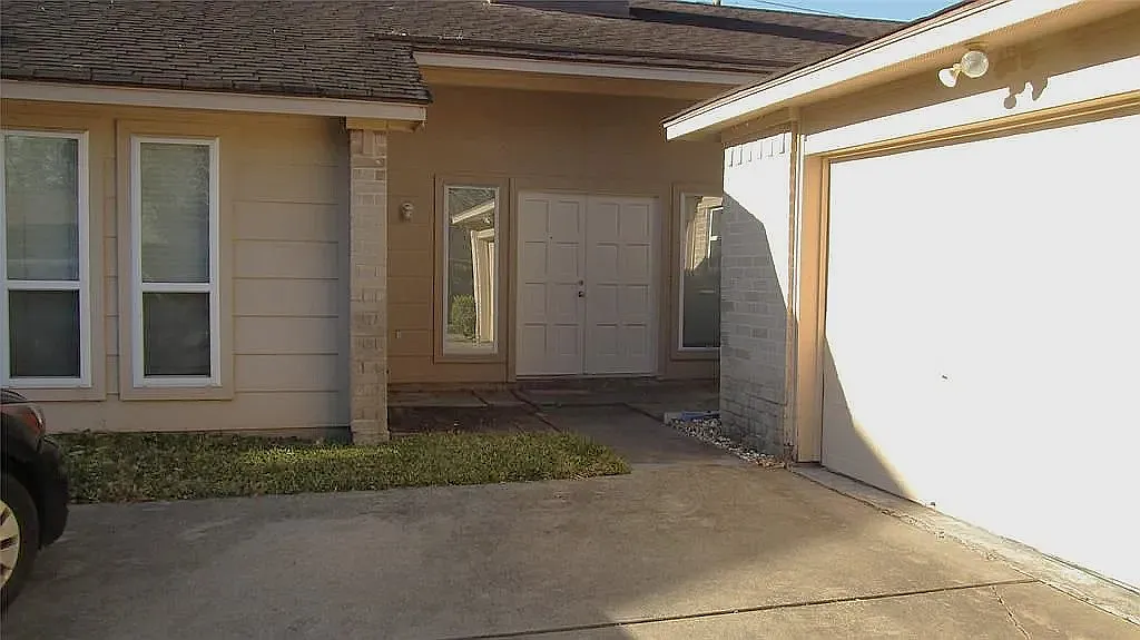 3 bed, 2011 sqft, $1,960 — Photo 2