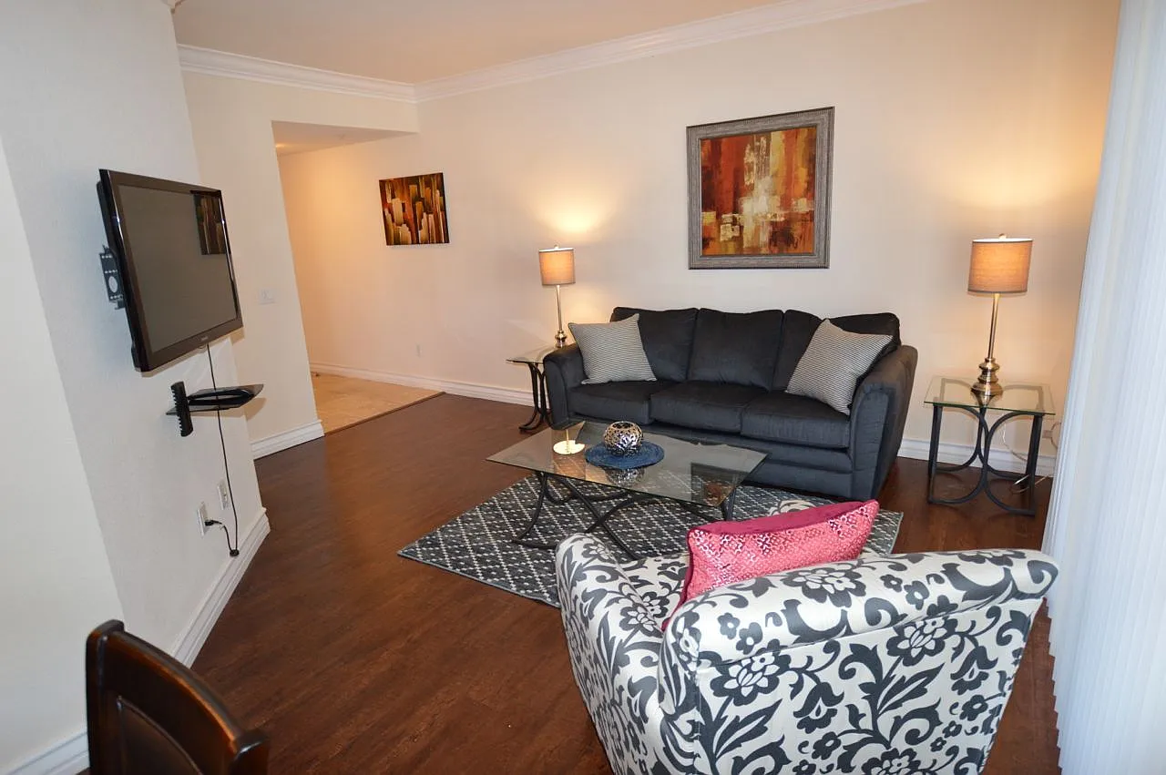Meridian - Furnished 1 Bedroom Luxury Condo in Resort Style Community. — Photo 2