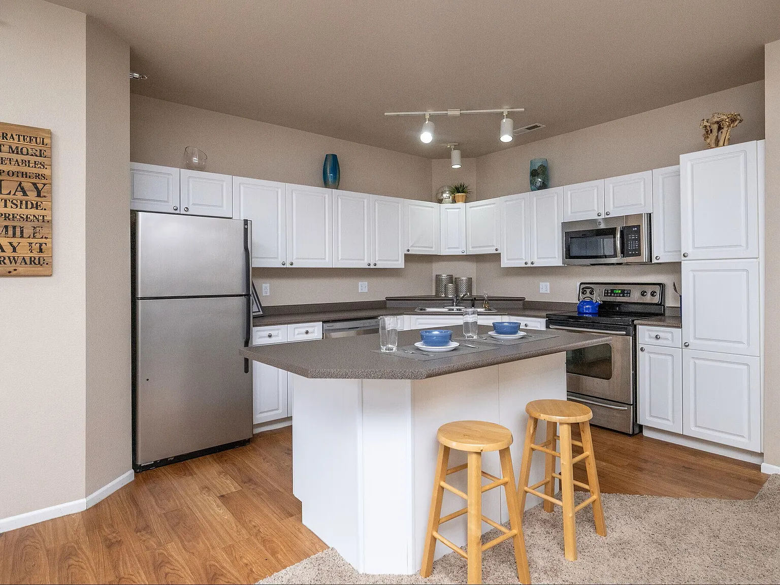 Hearthstone Apartments and Townhomes — Photo 2