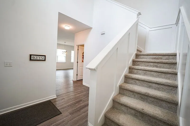 4 bed, 2.5 bath, 2215 sqft, $2,390 — Photo 3