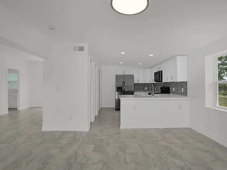 460 E 6th St — Photo 8