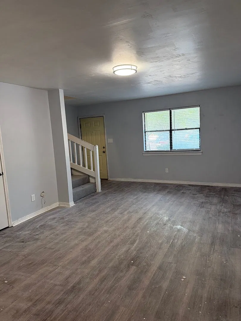 Move In Special!! Newly Renovated 2 Bed 1.5 Bath Townhome — Photo 4