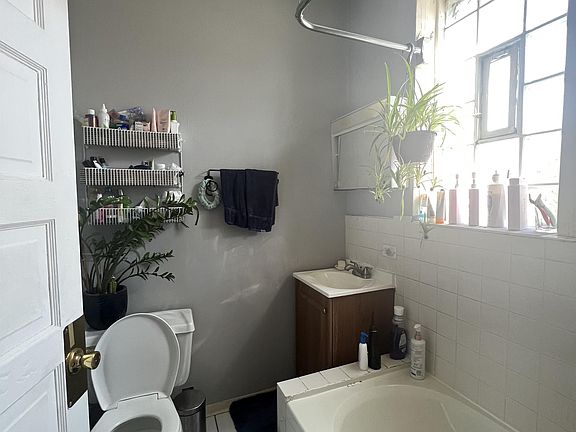 5th image of 2426 N Maplewood Ave #11069776