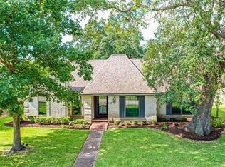 113 Raintree Ln, Lake Jackson, TX 77566