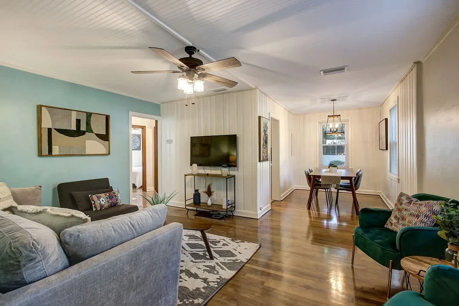 2 bed, 1.0 bath, 893 sqft, $2,327 — Photo 1