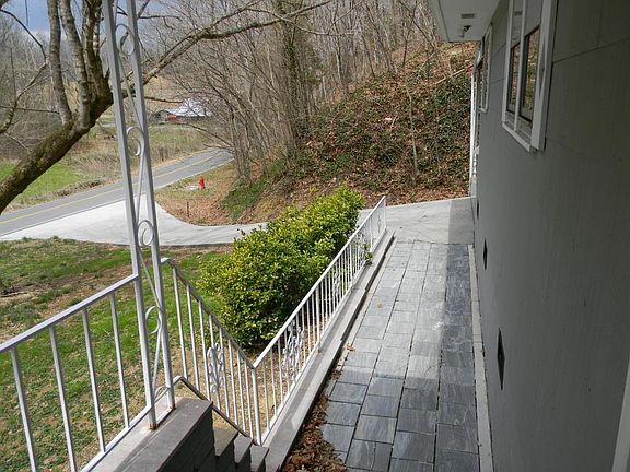 3rd image of 824 Sugar Loaf Rd