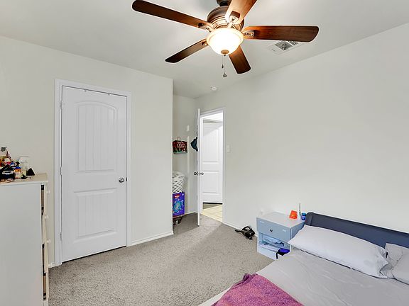 5th image of 1004 Riverstone Trl