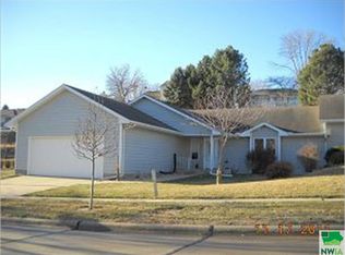 2440 Pueblo Dr, Sioux City, IA 51104