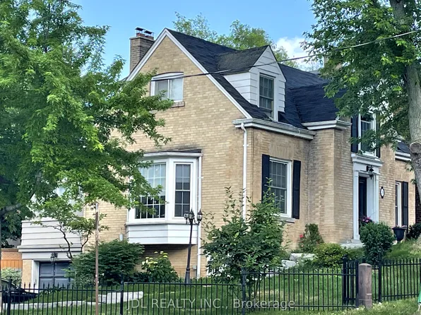 29 Highbourne Rd, Toronto, ON M5P 2J1