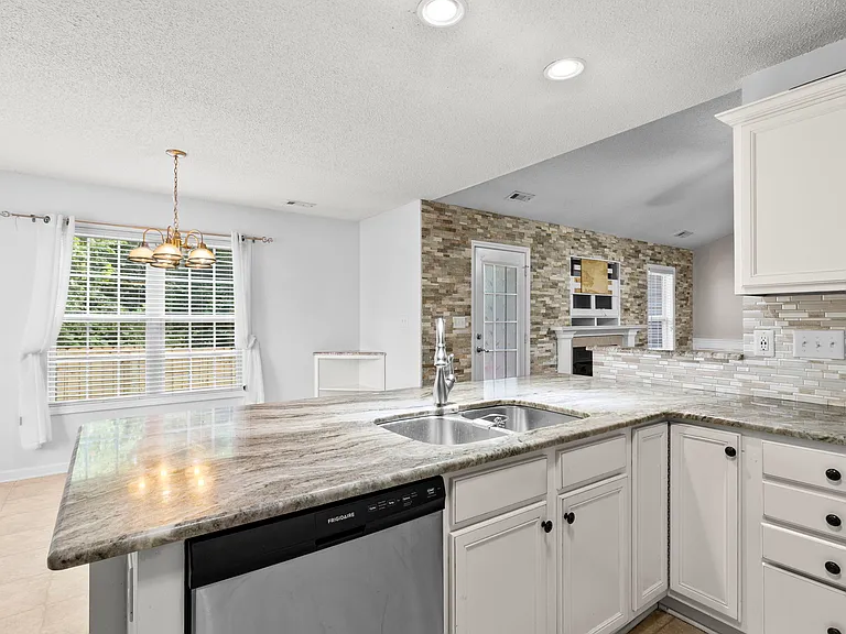 530 Sunpointe Dr — Photo 13