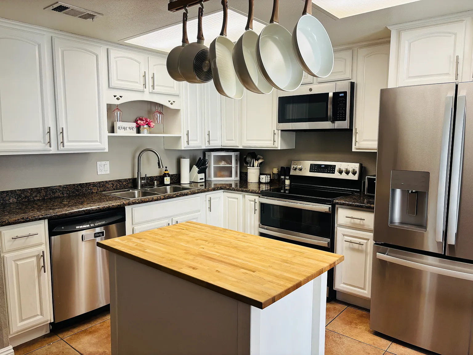 3 bed, 1.5 bath, 1344 sqft, $3,700 — Photo 2
