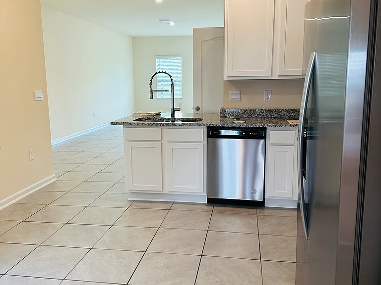 43 Pomona Way — Photo 2