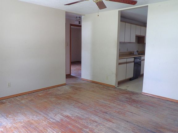 4th image of 4545 S Oak St