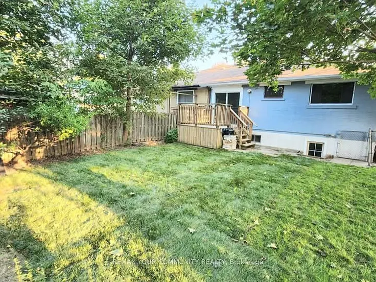 44 Davis Rd #MAIN FLOOR — Photo 12