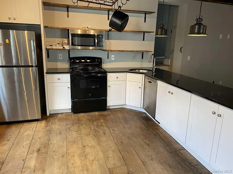 1121 Main St — Photo 4