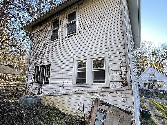 5th image of 18 Walnut St