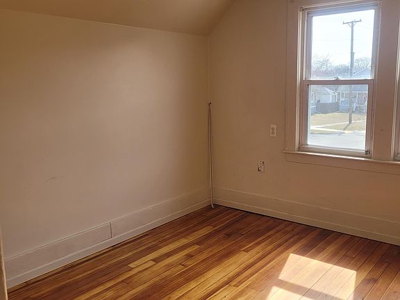 5th image of 604 Superior Blvd