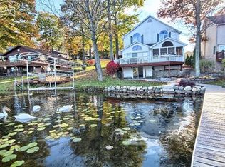 8448 Peninsular Dr, Fenton, MI 48430
