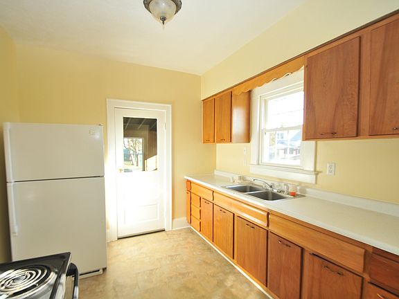 5th image of 7606 Seward Ave