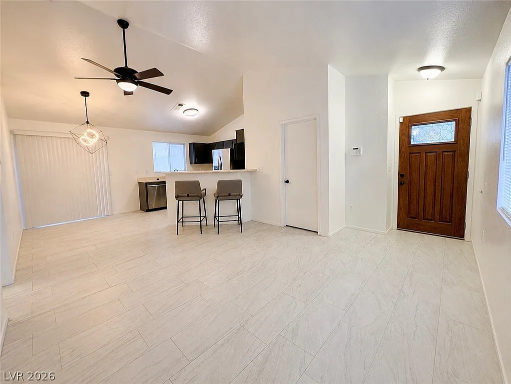 3 bed, 2.0 bath, 1005 sqft, $1,999 — Photo 2