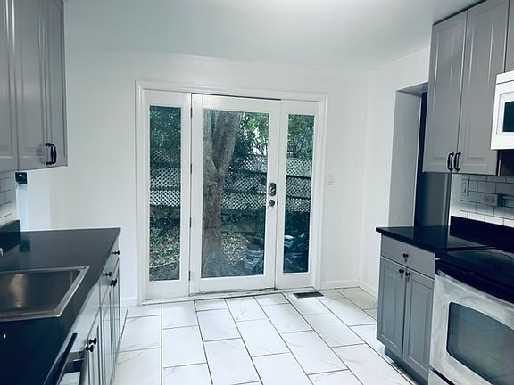 4th image of 135 Rochelle Ave #1