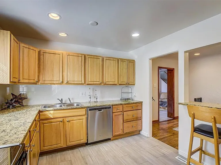 2811 Utica St — Photo 4