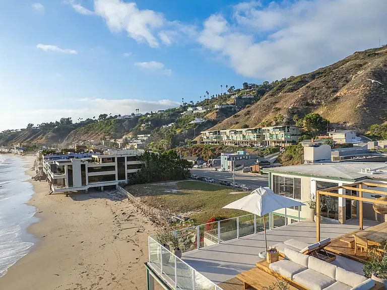 Experience the allure of Aqualina's location, nestled on Carbon Beach, with proximity to Nobu, Soho House, and the Malibu Pier.