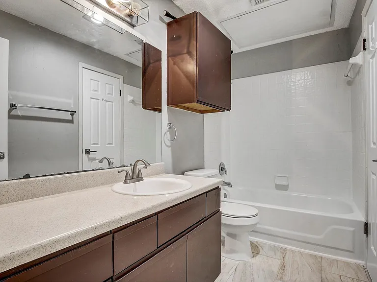 807 W 25th St #210 — Photo 16