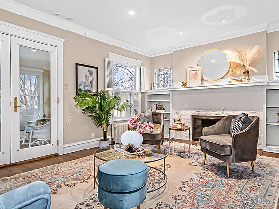 3rd image of 2745 Woodbine Ave