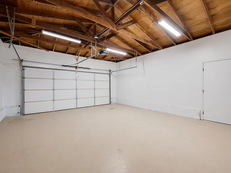 490 Jean Cir — Photo 30