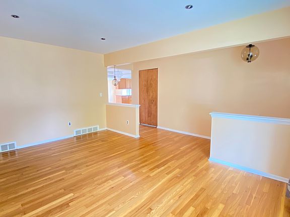 4th image of 5080 Abington Dr