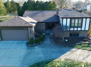 6812 Emerald Shores Dr, Troy, MI