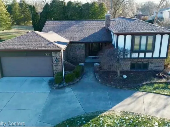 6812 Emerald Shores Dr, Troy, MI 48085