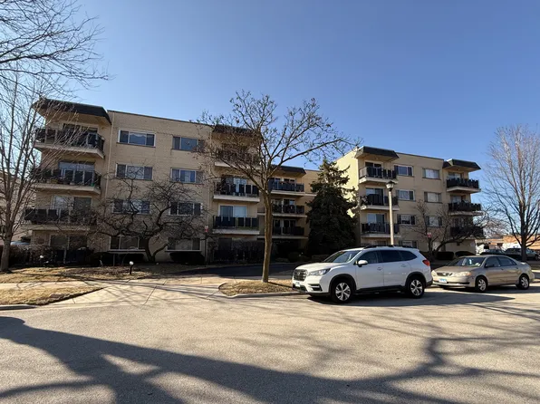 8230 Elmwood St #204, Skokie, IL 60077