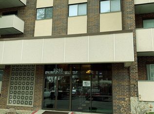 9240 Gross Point Rd APT 101, Skokie, IL 60077