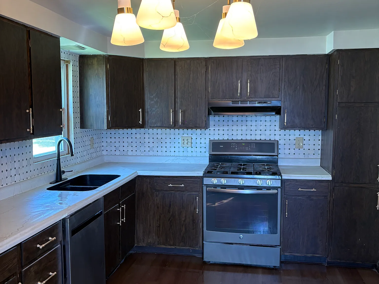 4 bedroom 2 bathroom home in Dubuque w/ heated garage — Photo 2
