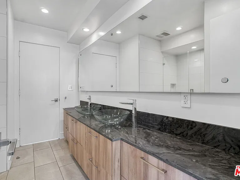 1447 N Martel Ave #4 — Photo 11