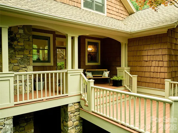 201 W Chimney Xing, Hendersonville, NC 28739