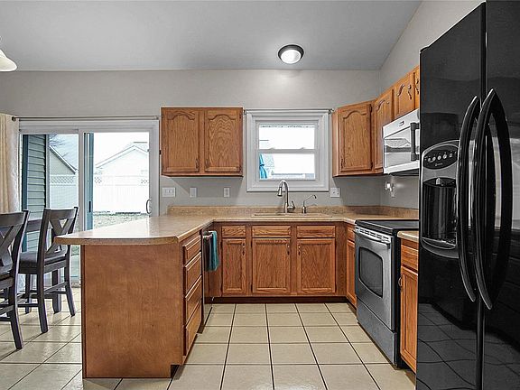 5th image of 48 Jennifer Dr