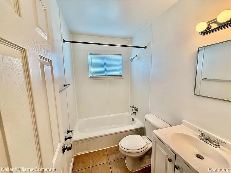 12753 Georgiana Ave — Photo 4