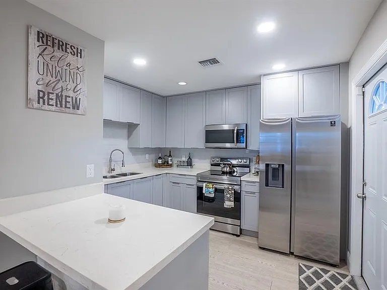 244 Lexington Dr — Photo 3