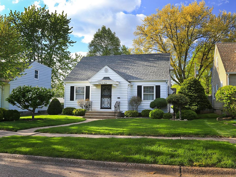 1 1/2 story home on a nice quite street with easy access to schools, grocery and shopping, the East Village, Duck Creek bike path, Jersey Ridge Rd, Kimberly Rd, or River Drive.