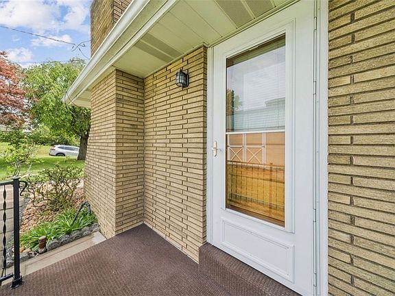 4th image of 946 Pearis Rd
