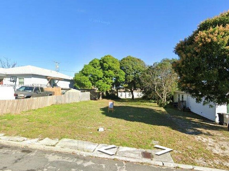 1st image of 805 21st St
