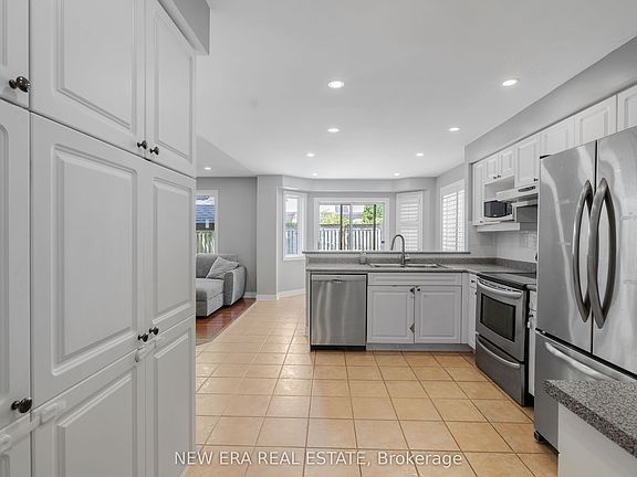 3rd image of 2855 Duncairn Dr