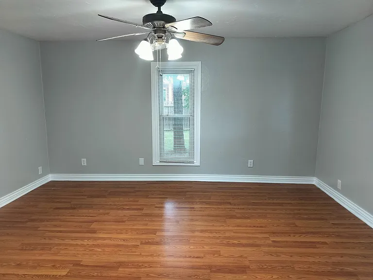 225 E Edwards St — Photo 3