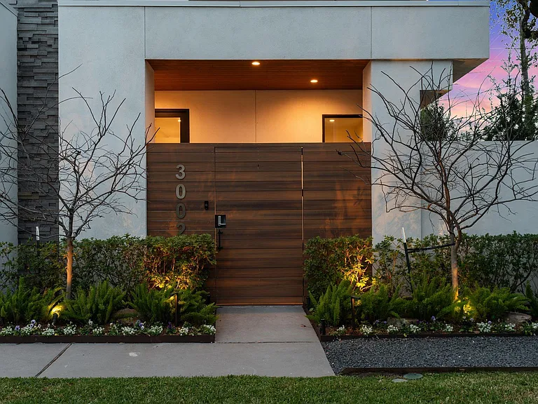3002 Ferndale St — Photo 2